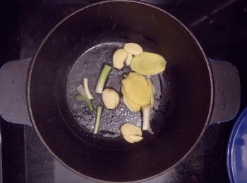 step2: 另備一鍋，下點油，先下蔥白、薑、蒜頭爆香