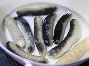 step2: (2)	將海參沖洗，換了乾淨的水後中火煮10-15分鐘，熄火後不要打開煲蓋，原煲放涼。