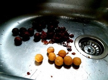 step2: 盛起趁熱的時候將栗子去殼 , 將栗子肉沖一沖洗乾淨