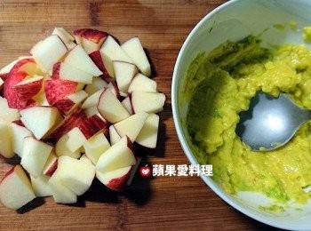 step3: 酪梨壓泥、蘋果切丁：取出一個碗，將酪梨放入，用湯匙壓成泥。將蘋果（不去皮）切丁。
