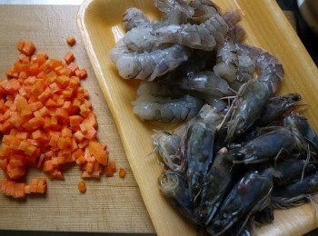 step4: 紅蘿蔔切末、蝦子剖背