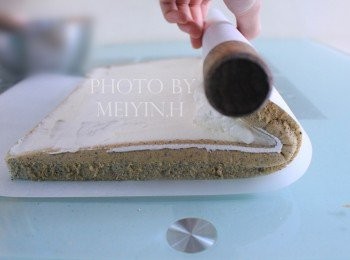 step11: 用擀麵杖輔助卷起蛋糕片，蛋糕卷冷藏至少4小時即可食用。