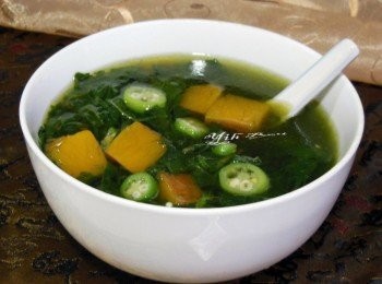 step1: 摘取麻薏的嫩葉，一葉一葉的撕下，留下莖和葉脈，摘好的嫩葉放入洗衣袋或細網篩中搓揉，經過撿、搓、揉、洗四個步驟是要將麻薏的苦澀去除，過程中需換水3~4次，洗好後去掉水份備用。