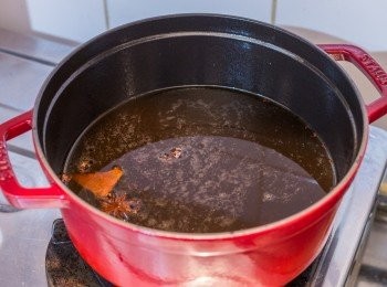 step6: 下香糟露、清雞湯、紹興花雕酒和冰糖，煮至滾起及糖溶化。