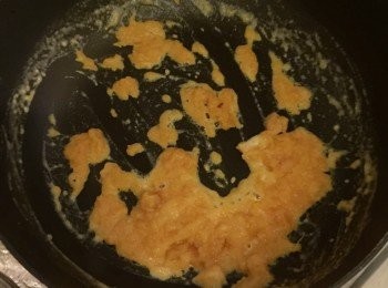 step3: 炒至起泡，如圖。然後加一小掫糖吊味，再加入<a href="https://bit.ly/3zHU5V3" target="_blank" data-keyword="雞翼" class="guide-link"><strong>雞翼</strong></a> <span style="display:inline-block;vertical-align:middle;margin-top:-3px;color:initial;border-radius:3px;padding:2px 3px;font-size:12px;line-height:14px;background:#87d300;color:#fff;">即買</span> 不斷炒匀至咸蛋黃上哂<a href="https://bit.ly/3zHU5V3" target="_blank" data-keyword="雞翼" class="guide-link"><strong>雞翼</strong></a> <span style="display:inline-block;vertical-align:middle;margin-top:-3px;color:initial;border-radius:3px;padding:2px 3px;font-size:12px;line-height:14px;background:#87d300;color:#fff;">即買</span> 。即可撒上花熄火。