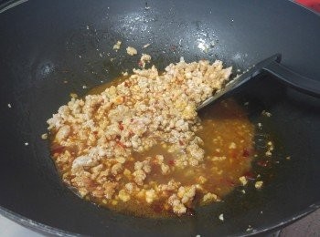 step4: 下預先調勻的<span class="group_3">汁料</span>與豬肉同煮至滾起， 試味及最後調味