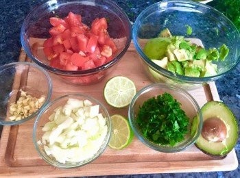 step1: 洋蔥，蕃茄 ，酪梨 切小塊. 大蒜及香菜切碎.