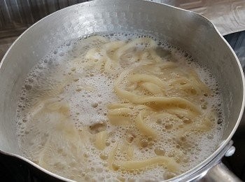 step6: 完成後便可以頭尾切掉， 放入大熱水爐 滾至2- 3分鐘熟透後撈起