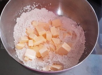 step1: 在大碗內將麵粉，鹽及糖拌勻，將牛油切成小塊，放入麵粉內