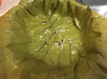 step2: 買回來的荷葉先汆水烚熟後瀝乾, 鋪在清洗乾淨的竹籠上, 留意將荷葉平鋪後, 用手按壓周邊, 讓荷葉貼近竹籠