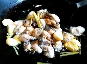step4: 燒紅鑊 , 爆香薑絲及蒜頭 , 加入蠔仔 , 少許酒 , 雞粉及胡椒粉調味拌勻炒數分鐘