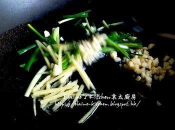 step5: 燒紅鑊 , 爆香蔥段 , 薑絲及蒜粒