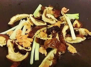 step2: 熱油鍋先放入蔥白及香菇 金鉤蝦米爆香