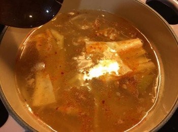 step5: 倒清雞湯入鍋煮滾後，加入咸酸菜、肉碎、麻辣醬，以中大火煮約8-10分鐘，跟住加入米線、鮮腐竹、芽菜煮約2-3分鐘