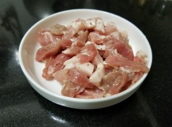 step3: 五花腩切絲，用少許黑椒，糖，雞粉，生粉，麻油入味備用