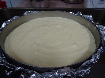 step6: 餘下的芝士糊加入酸忌廉繼續打滑，取出餅模， 將芝士糊入模