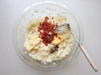 step6: 依序加入海鹽及奶油,鮮奶油及火腿丁和黑胡椒粉全部混合。