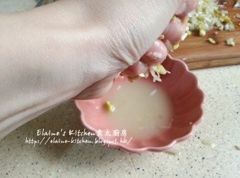 step4: 剁好的大豆芽渣乾水份 , 渣出來的大豆芽水分開盛起