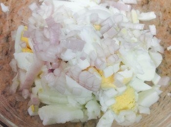 step2: 雞蛋、乾蔥、香芹碎和蛋黃醬（美乃滋Mayonnaise）拌匀。