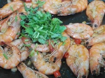 step3: 蝦子熟後撒上少許黑胡椒及鹽炒一下關火~ 拌入切成碎狀的香菜盛盤上桌^^