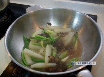 step7: 把整煲蘿蔔倒入鍋中，加入蠔油，煮1分鐘。