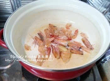 step4: 煲內加入少許油燒熱 , 加入蝦殼 , 薑片爆香至轉色