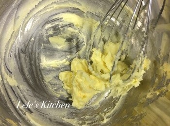 step1: 先將無鹽奶油放置室溫軟化，
接著加入糖粉打製鬆發(顏色泛白)