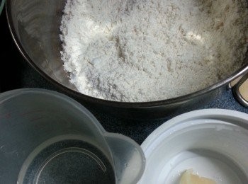 step12: 做(B)部份:
水皮材料搓至略帶起筋,光滑,用保鮮紙蓋好,醒麵30分鐘