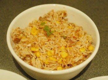 step2: 將白飯，蕃茄醬，豬絞肉（已煮熟）及粟米拌勻，再下一顆蛋拌勻