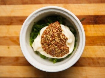 step1: 將義大利麵下鍋(水鍋中加入鹽和橄欖油)煮至8分熟，並將美奶滋、蔥花、芥末子醬均勻混合後備用。