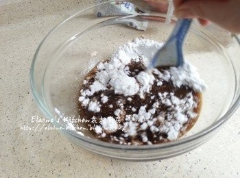 step10: 將200ml的涼粉水連同粘米粉放入大碗內拌勻至稀粉漿 , 粉漿再隔篩放回涼粉水中