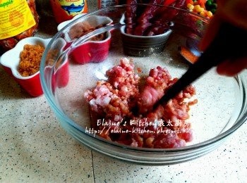 step1: 豬肉碎放入大碗內 , 加入醃料拌勻靜待30分鐘