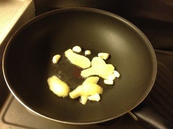 step3: 大火落油，下薑片和蒜粒，炒至微微金黃