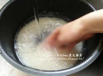 step1: 將白米放入飯煲內用水沖洗乾淨 , 再加入水 (水份量俾日常煮飯少約1湯匙)