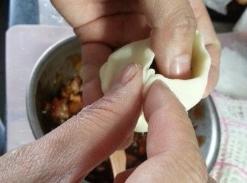 step8: 將皮的邊位用右手手指公及食指將邊位摺上,左手手指公按下餡料