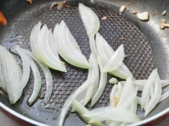step3: 再放入洋蔥炒香後