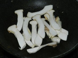 step2: 先將杏鮑菇洗淨切片，一大匙油熱鍋，下鍋快炒