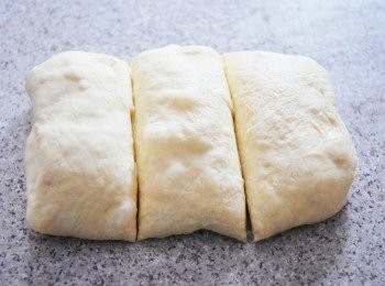 step12: 將麵糰分成三等份，長方形要向橫（如圖）將每份分開放入膠袋內，存放在冰箱內，可存放一個月