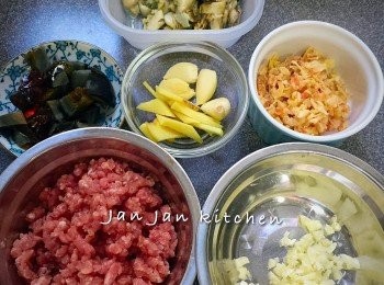 step2: 蝦米用清水浸半小時至軟然後切粒。皮蛋去殼切粒。芫茜略浸去沙，洗淨切小段。免治豬肉用少許鹽、胡椒粉、油略醃。