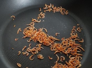 step2: 把櫻花蝦放在白鑊(即沒有油)中烘上大約1分半鐘撈起備用