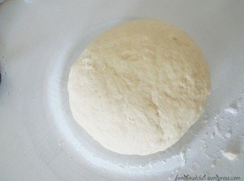 step5: 现在，在碗里涂抹薄薄一层的奶油或橄榄油。然后，将面团放入碗里让它发酵30分钟至1小时并利用保鲜膜封密。