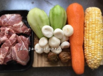step1: 甘荀、合掌瓜去皮切件，粟米切件。排骨或瘦肉汆水至穢物浮面，撈起洗淨。