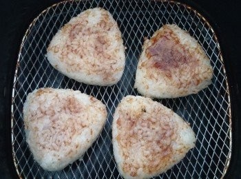 step2: 如焗到飯有少許燶，可加飯醬料, 再焗到乾身。