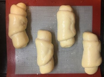 step7: 焗爐預熱180度。
粉團入爐前灑上水同鹽。