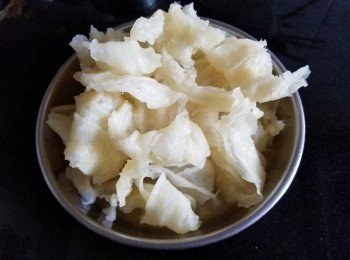 step5: 鯰魚花膠，已預早一晚浸泡好，可繼續將花膠放入出水去腥，出水滾約 5  分鐘取出，隔去水份備用