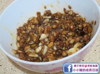 step5: 待蒜蓉冷卻之後，就可以加入白醋 3湯匙、生抽 3湯匙及花椒油2湯匙，拌勻後成為個醬汁~