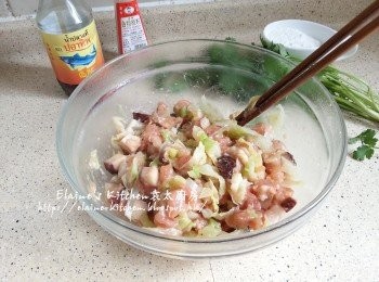 step6: 1小時後從雪櫃取出再加入椰菜拌勻 , 再靜待15分鐘