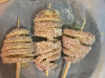 step4: 接著擺放在鋪了烘焙紙的烤盤上，烤25-30分鐘。出爐後抽出叉子擺盤，再上面撒上切碎的巴西亞葉及剩下的帕瑪森起司即可。