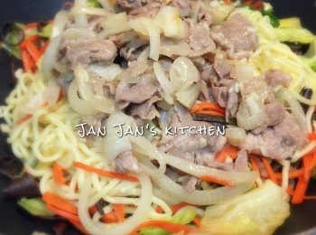 step4: 下少許油爆香蒜蓉，下麵稍煎兩面，發散炒2分鐘，野菜及豚肉洋蔥回鑊。