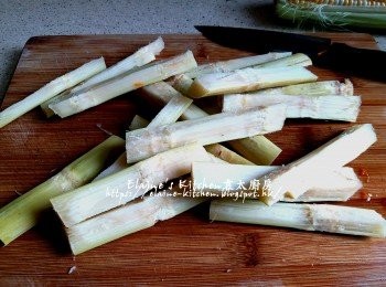 step4: 栗子盛起趁去殼 , 用水沖洗栗子肉及瀝乾 , 竹庶切幼條